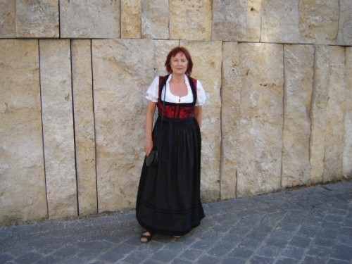 Dagmar Schön vor der Synagoge am Jakobsplatz